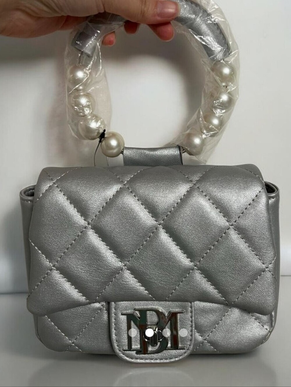 NWT Badgley Mischka Elegant Silver Quilted Handbag with Crossbody Strap.